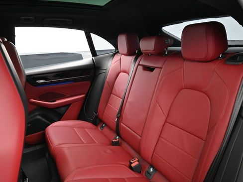 Certified 2025 Porsche Macan 4S Electric AWD/4WD image 24