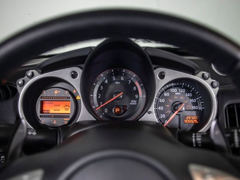 Used 2018 Nissan 370Z Touring RWD image 23