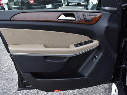 Used 2016 Mercedes-Benz GL 550 4MATIC image 39