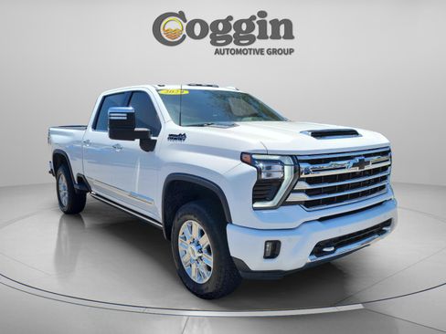 Used 2024 Chevrolet Silverado 2500 High Country w/ High Country Premium Package AWD/4WD image 4