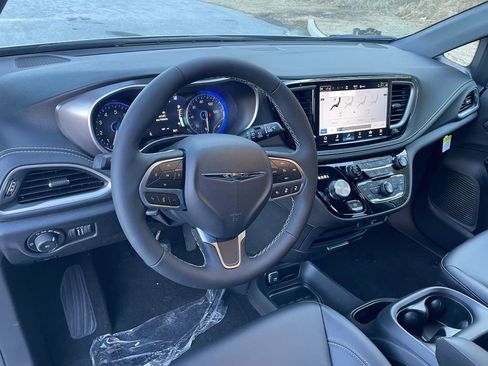 New 2026 Chrysler Pacifica Select image 11