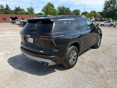 Used 2025 Chevrolet Traverse LT FWD image 3