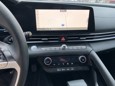 Used 2024 Hyundai Elantra Blue image 31