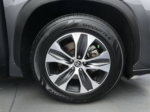 Used 2021 Toyota Highlander XLE FWD image 17