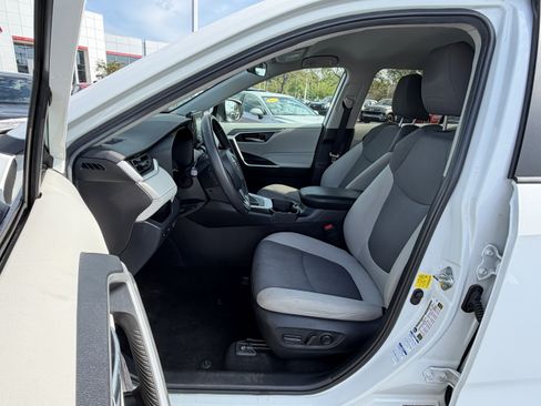 Used 2020 Toyota RAV4 XLE AWD/4WD image 13