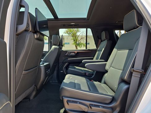 Used 2025 Chevrolet Tahoe Premier RWD image 13