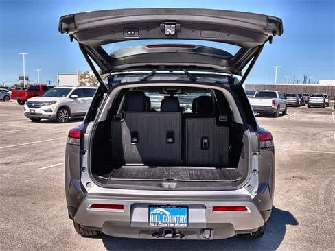 Used 2025 Nissan Pathfinder Platinum w/ Black Appearance Package image 37