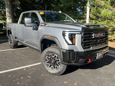 Used 2025 GMC Sierra 2500 AT4X image 2