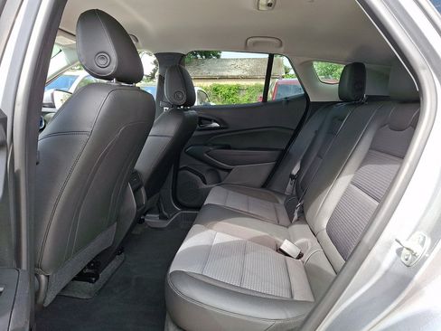 Used 2025 Chevrolet Trax LT FWD image 20