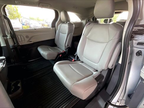 Used 2022 Toyota Sienna XLE w/ XLE Plus Package FWD image 21