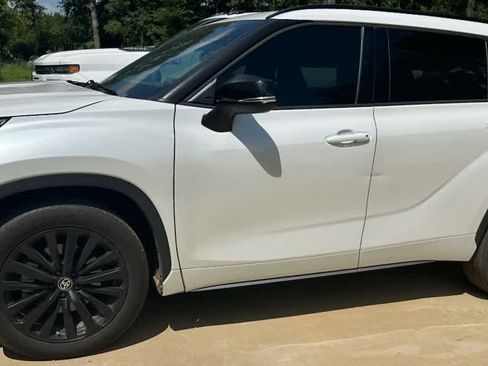 Used 2024 Toyota Highlander XSE FWD image 2