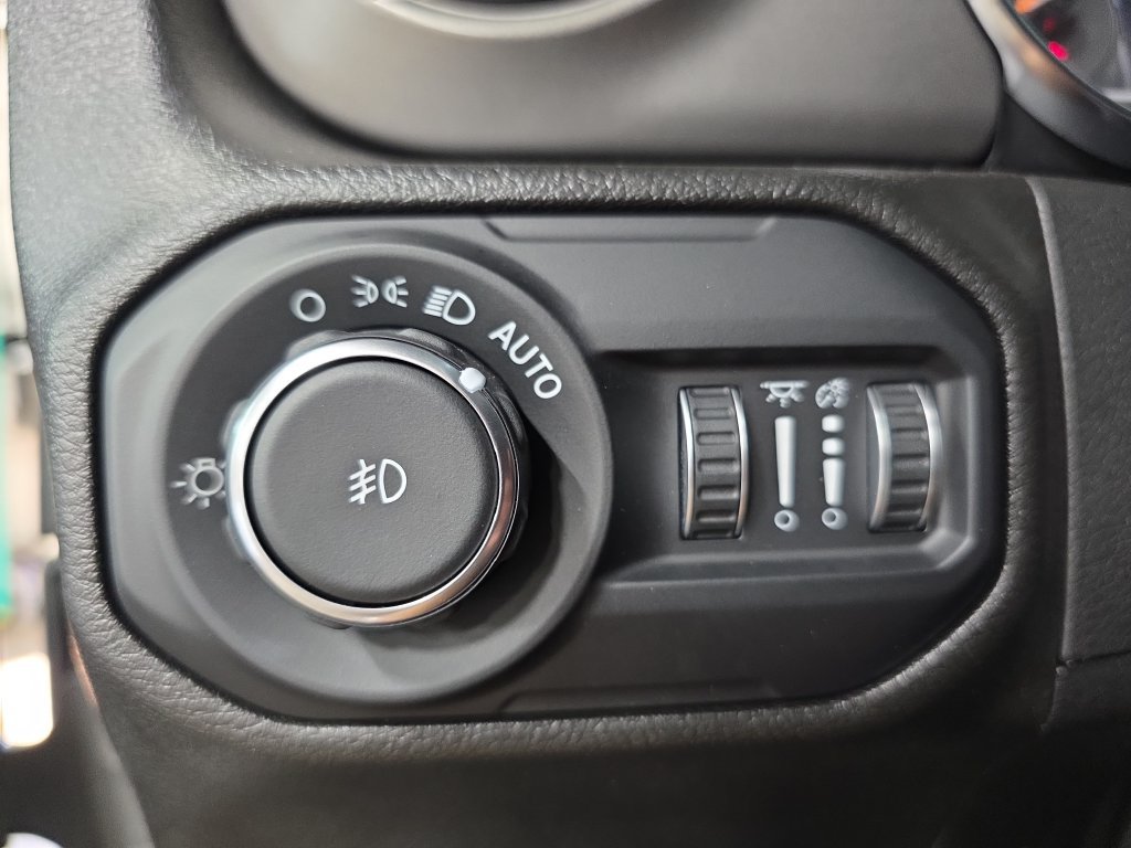 Used 2022 Jeep Wrangler Unlimited Sport AWD/4WD image 25