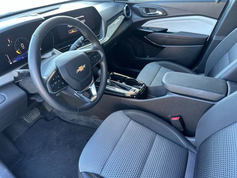 Used 2025 Chevrolet Trax LT w/ LT Convenience Package image 9