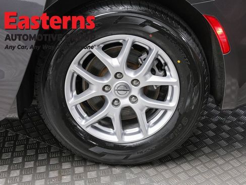 Used 2023 Chrysler Pacifica Touring-L FWD image 8