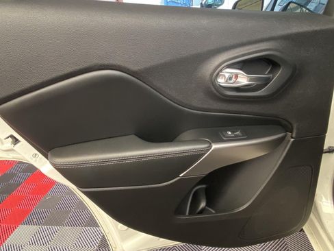 Used 2019 Jeep Cherokee High Altitude FWD image 18