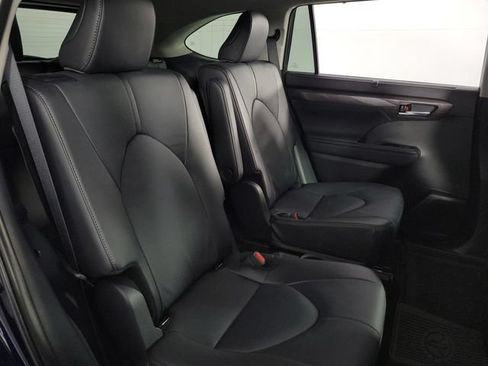 Used 2024 Toyota Highlander Limited FWD image 17