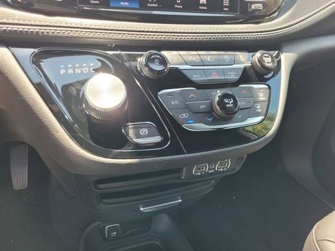 New 2025 Chrysler Pacifica Select image 21