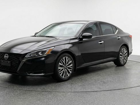 Used 2025 Nissan Altima 2.5 SV image 3