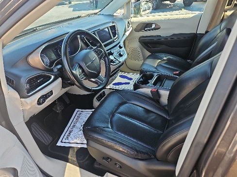 Used 2018 Chrysler Pacifica Touring-L image 8