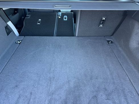 Certified 2025 Land Rover Range Rover Velar Dynamic SE image 16