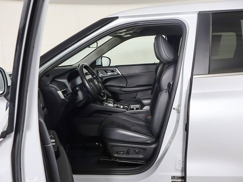 Used 2024 Mitsubishi Outlander SE image 29