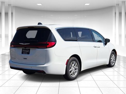 New 2026 Chrysler Pacifica Select FWD image 3