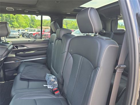 Used 2024 Jeep Wagoneer Series III w/ Premium Group I AWD/4WD image 14