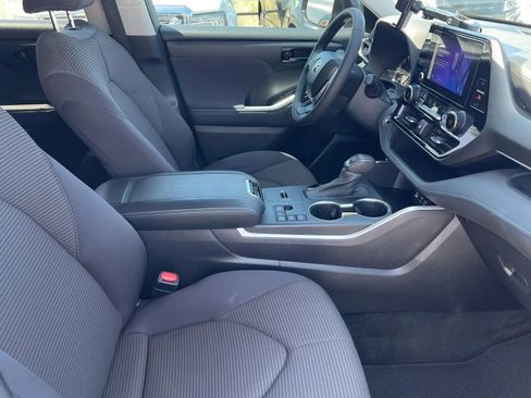 Used 2023 Toyota Highlander LE FWD image 8