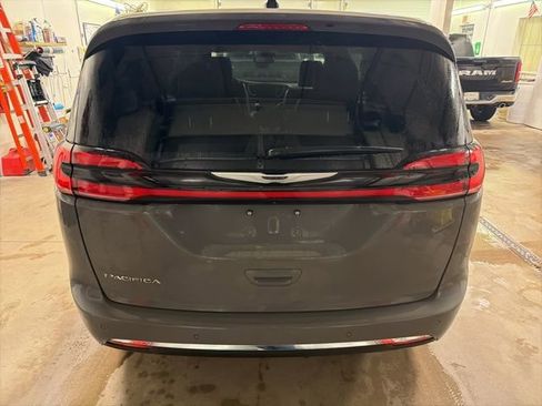 Certified 2025 Chrysler Pacifica Select image 4