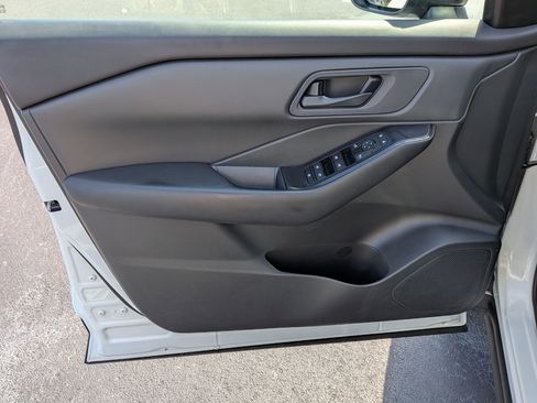 Used 2024 Nissan Rogue S FWD image 11