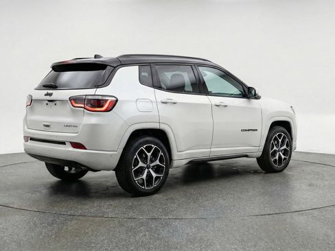 Used 2025 Jeep Compass Limited image 9