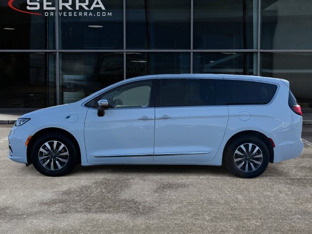 Used 2023 Chrysler Pacifica Limited FWD image 2