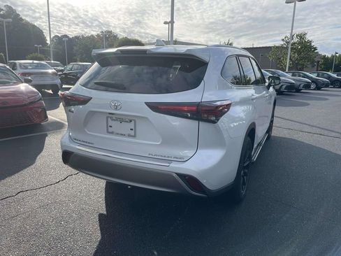 New 2025 Toyota Highlander Platinum image 12