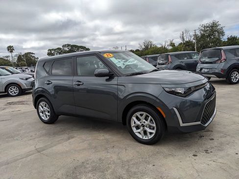 Certified 2025 Kia Soul LX image 2
