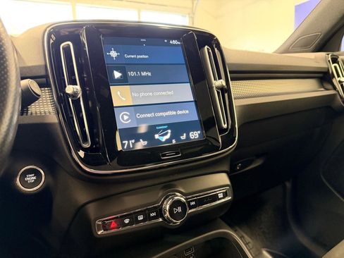 Used 2021 Volvo XC40 T4 R-Design w/ Advanced Package image 39