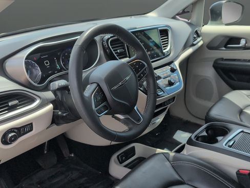 Used 2023 Chrysler Pacifica Touring-L FWD image 9