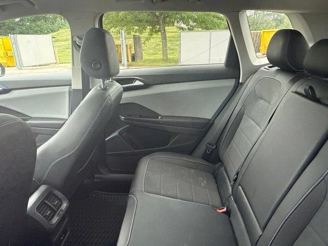 Used 2023 Volkswagen Taos SE w/ Panoramic Sunroof Package FWD image 12