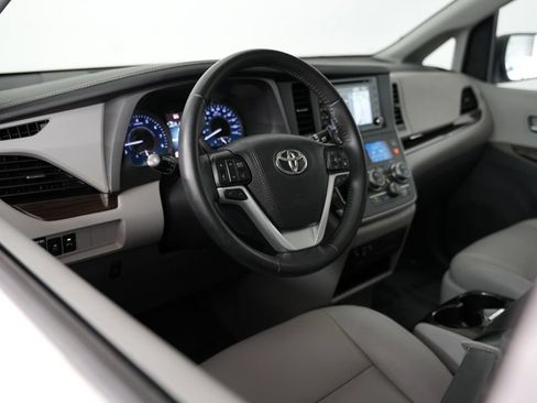 Used 2020 Toyota Sienna XLE w/ XLE Navigation Package FWD image 6