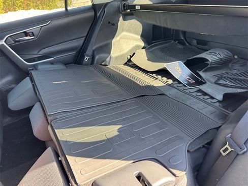 Used 2022 Toyota RAV4 XLE image 18