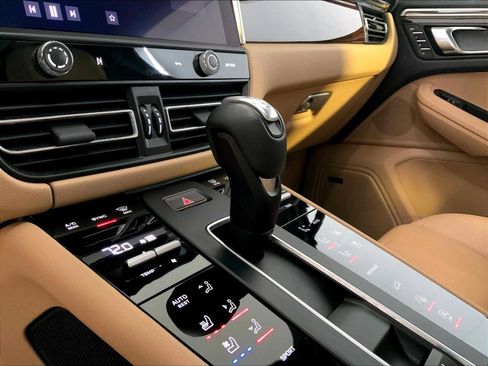 Certified 2023 Porsche Macan image 17