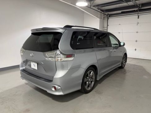 Used 2013 Toyota Sienna SE FWD image 7