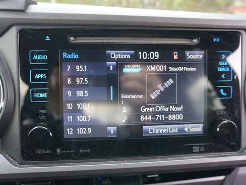 Used 2017 Toyota Tacoma TRD Off-Road image 10