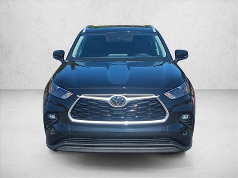 Used 2024 Toyota Highlander XLE FWD image 2