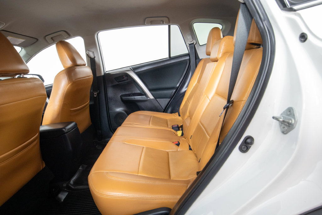Used 2018 Toyota RAV4 LE FWD image 11