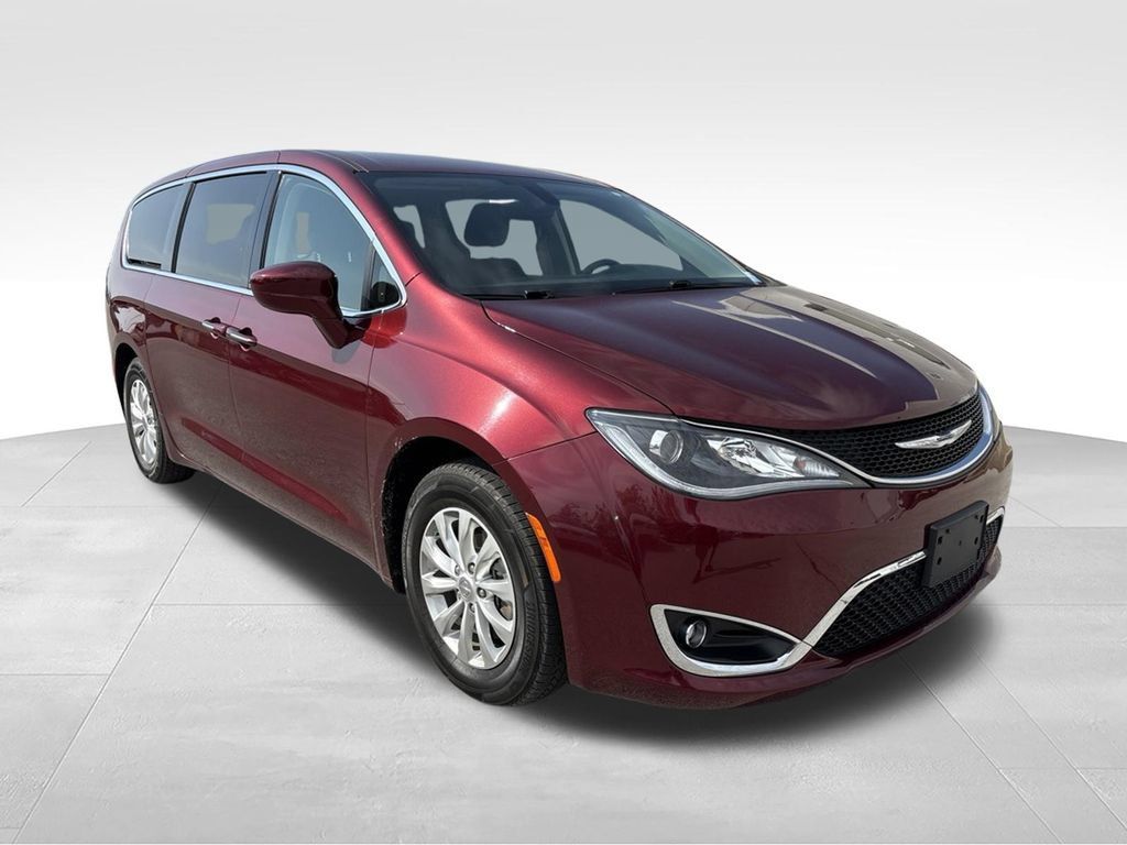 Used 2018 Chrysler Pacifica Touring Plus FWD image 3