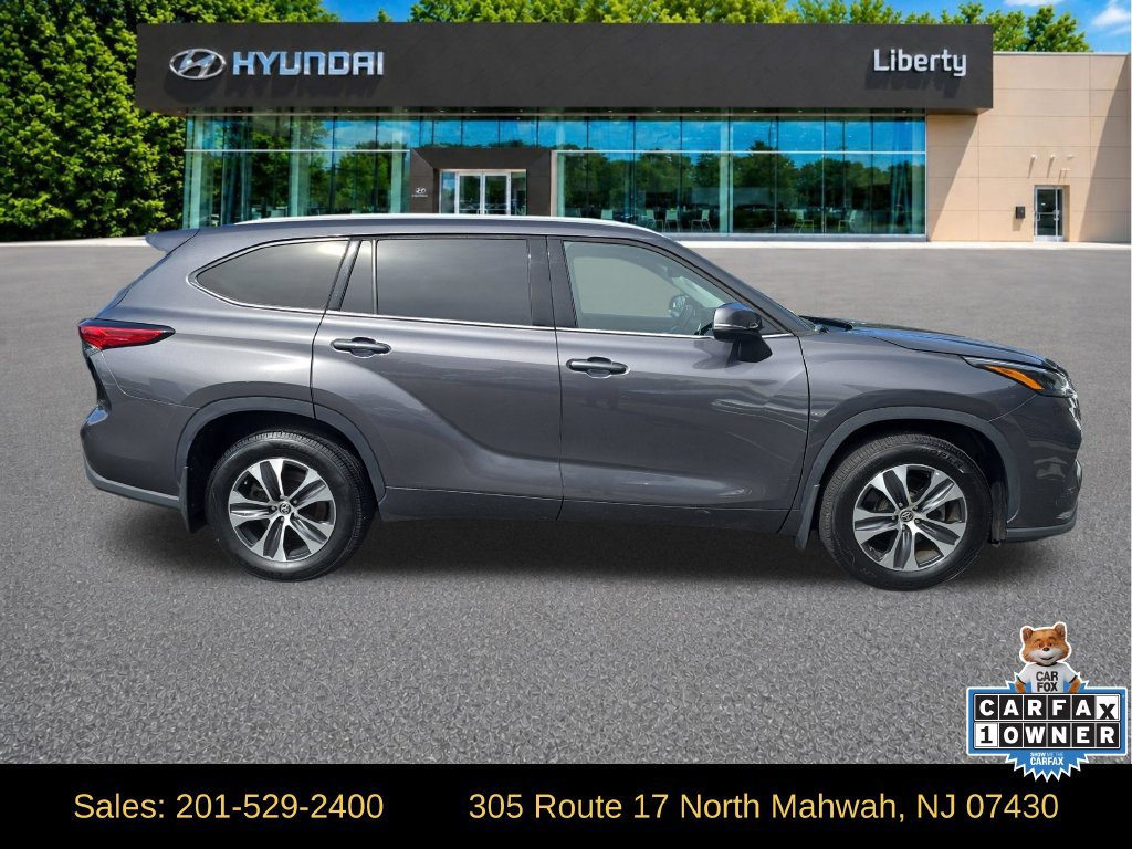 Used 2022 Toyota Highlander XLE AWD/4WD image 6