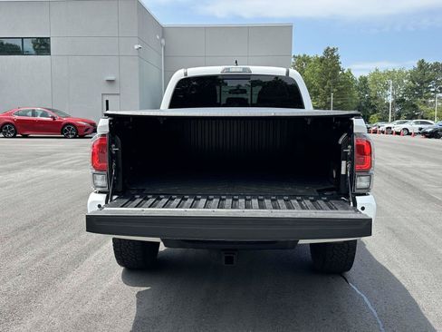 Used 2017 Toyota Tacoma TRD Sport w/ Premium & Technology Package AWD/4WD image 8