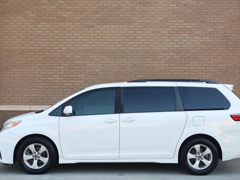 Used 2020 Toyota Sienna LE FWD image 2