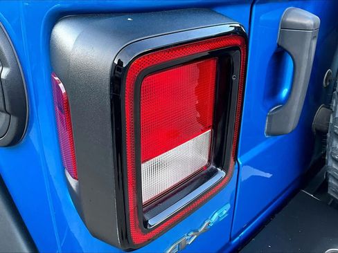 Used 2023 Jeep Wrangler Unlimited w/ Convenience Group AWD/4WD image 27