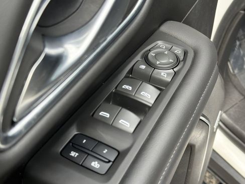 Used 2023 Chevrolet Tahoe Z71 w/ Luxury Package AWD/4WD image 19